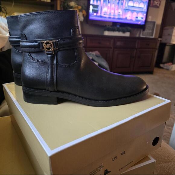 Michael Kors Mindy Leather Boot - Picture 1 of 12